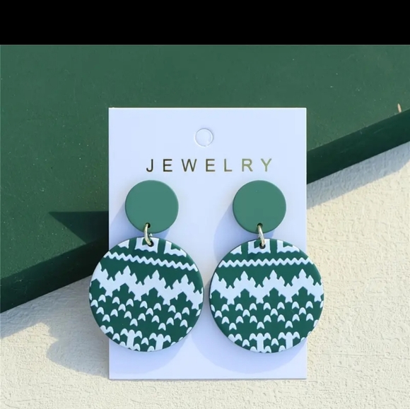** BRAND NEW GREEN SWEATER WEATHER EARRINGS - Picture 1 of 4